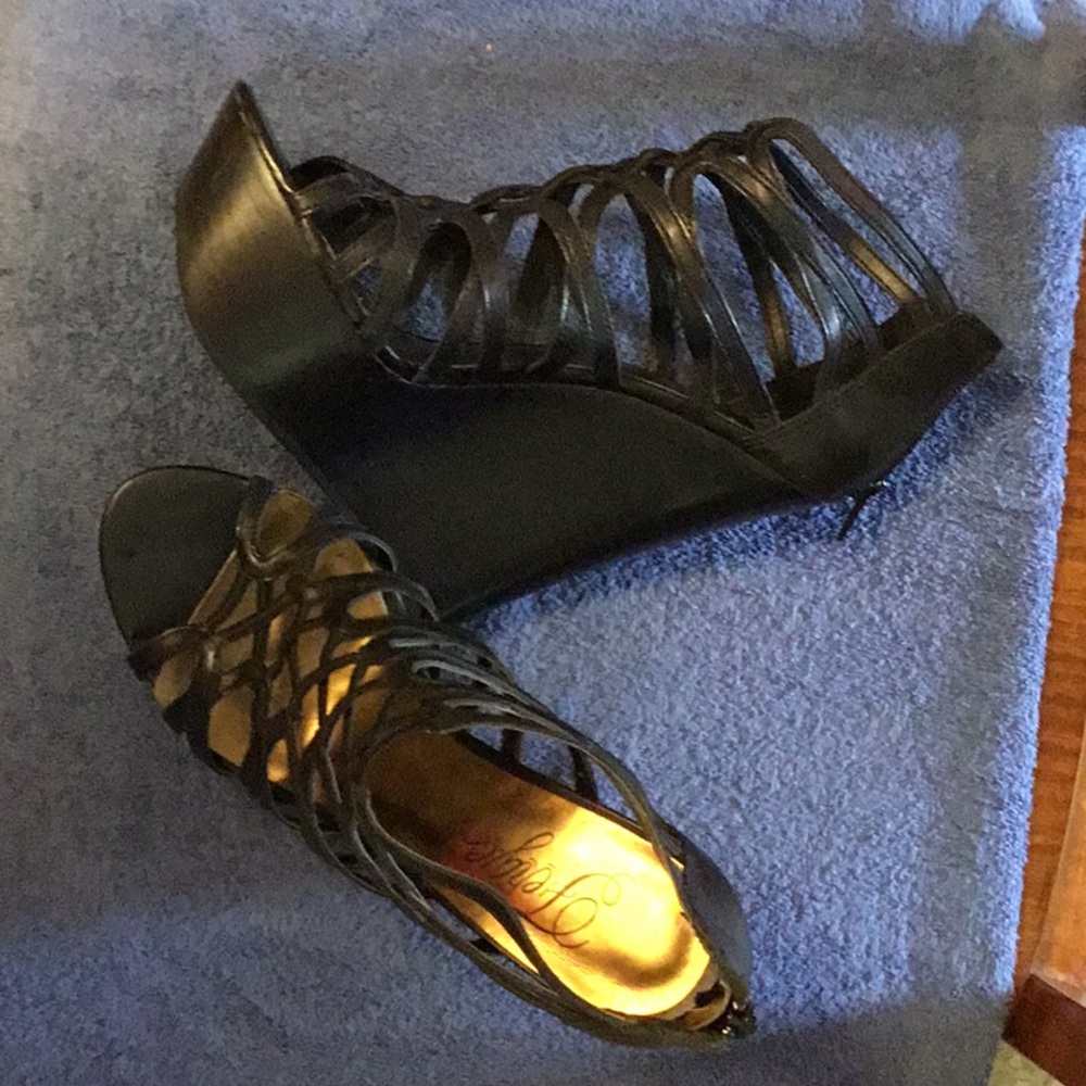 Zipper back black wedge